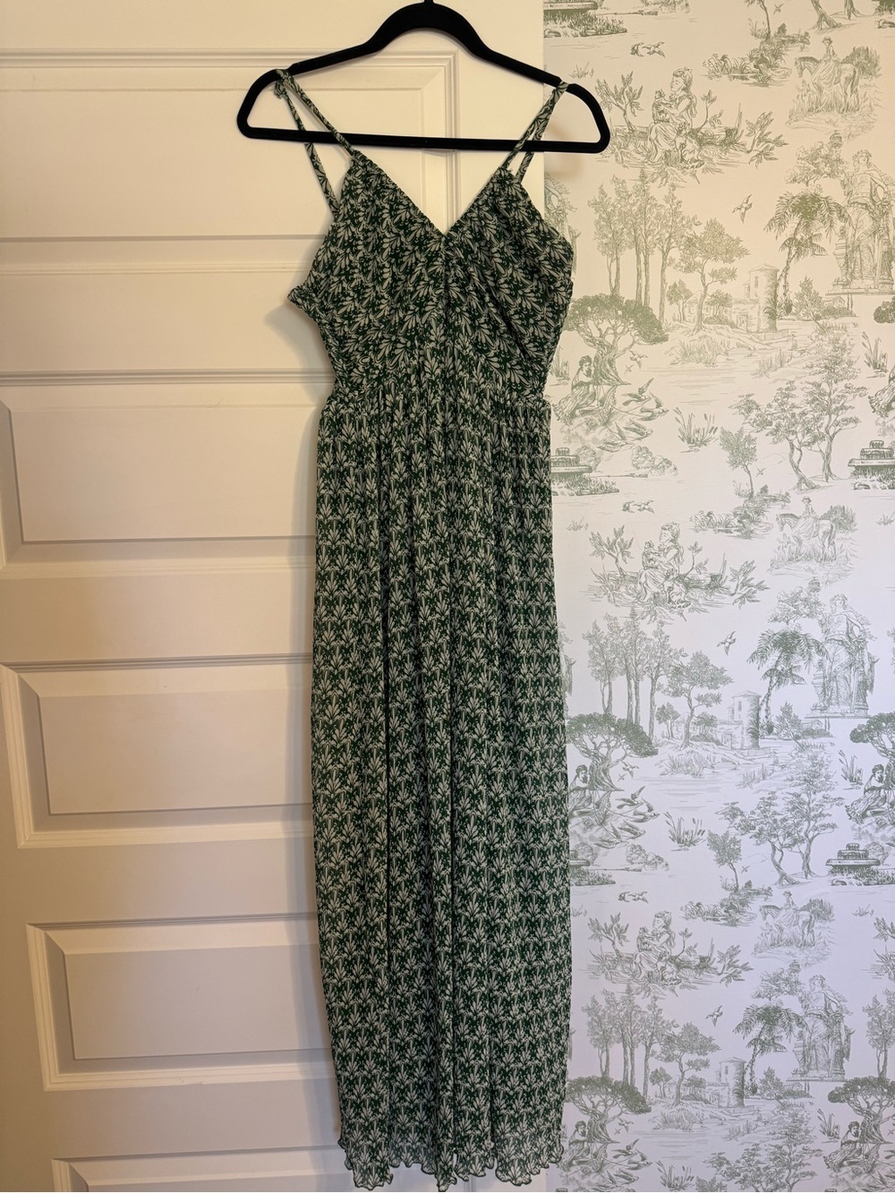 Green Maxi Dress with V-Neck and Spaghetti Straps